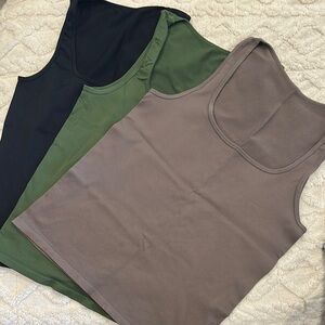 Sleek Black and Green Sleeveless Fitted Tank Tops